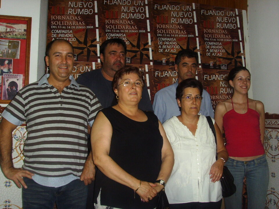 La comparsa de piratas entrega más de 8.000 euros a la asociación de familiares afectados por la drogas