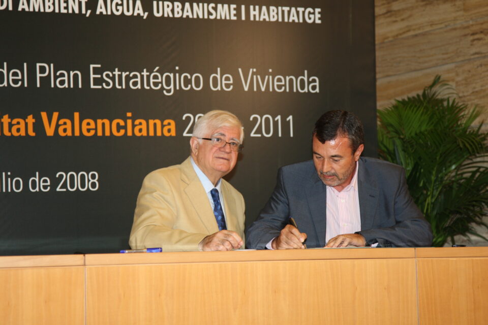 El Ayuntamiento firma un convenio con la Generalitat para conocer la necesidad de vivienda pública en Petrer
