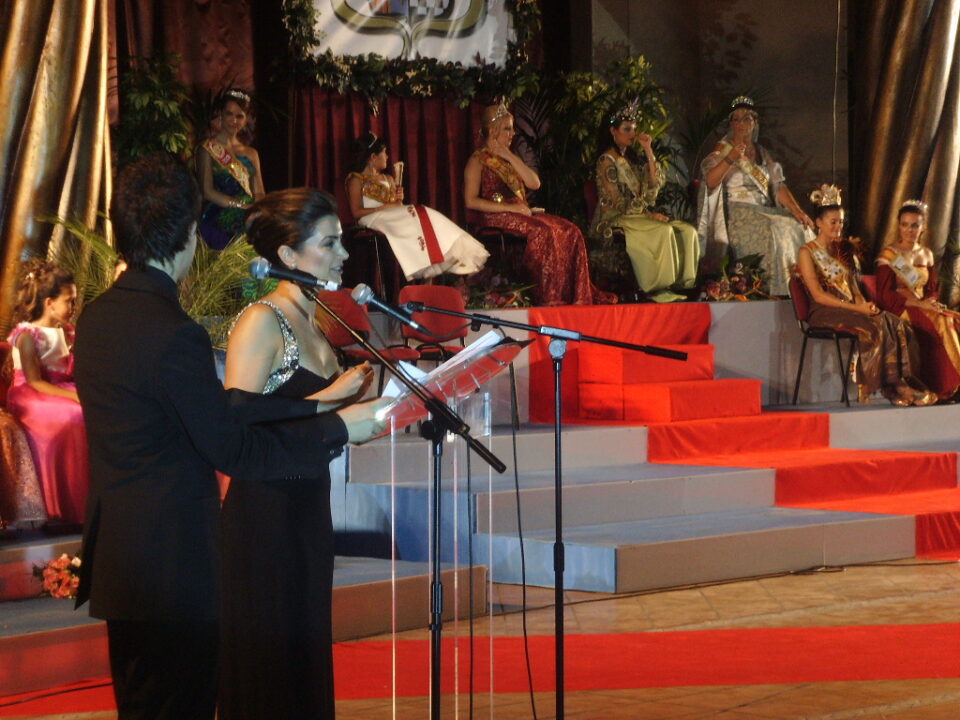 Mª Cruz Sánchez y Laura Payá obtienen el abanico de la suerte y se proclaman Reinas de las Fiestas