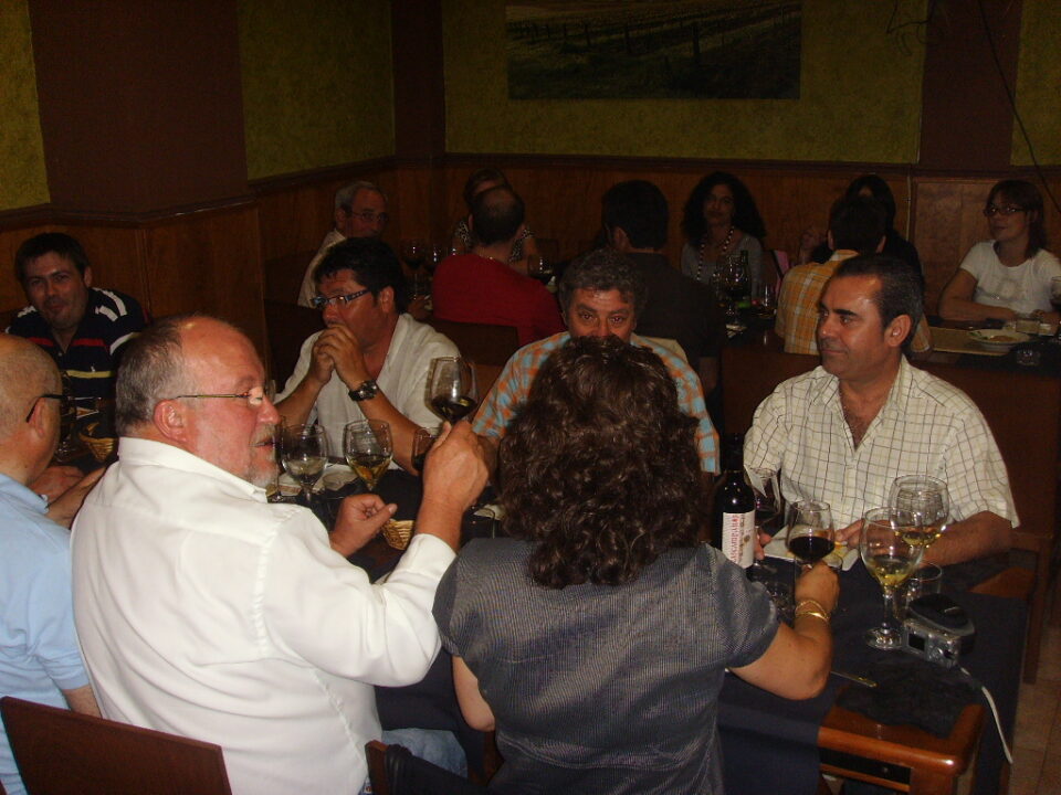 Entrega de diplomas de la primera edición de cata de vinos que organizada la Espuela tapería-bocatería