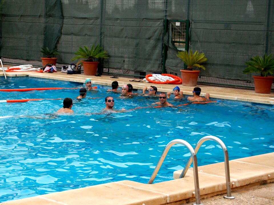 Jóvenes de toda la comarca participan en un curso de socorrismo acuático en Monforte del Cid