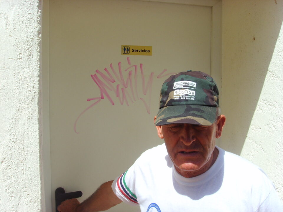 Las paredes de los aseos del Santuario aparecen llenas de graffitis
