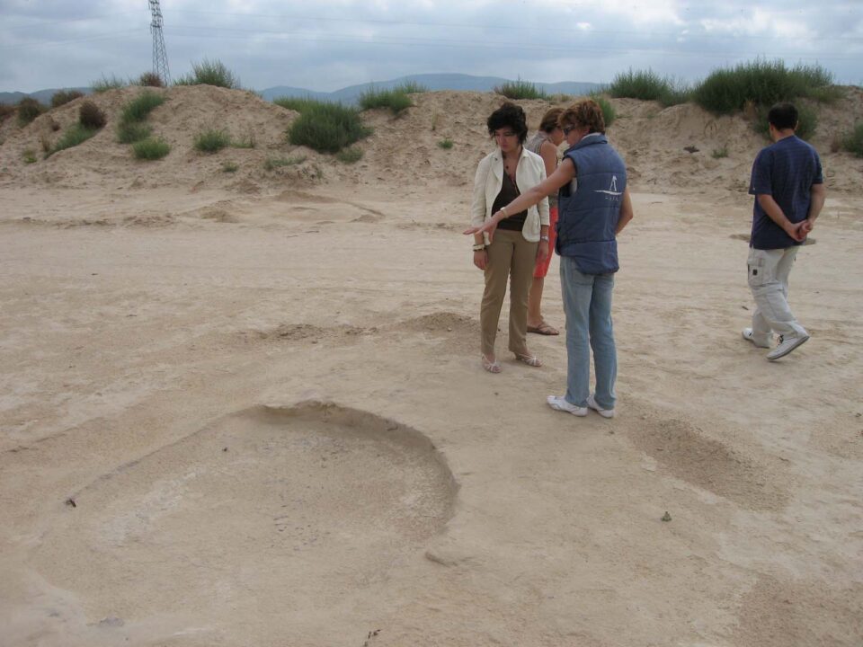 LA ALCALDESA VISITA LOS YACIMIENTOS DE CASAS DEL CAMPO Y LA CORONA