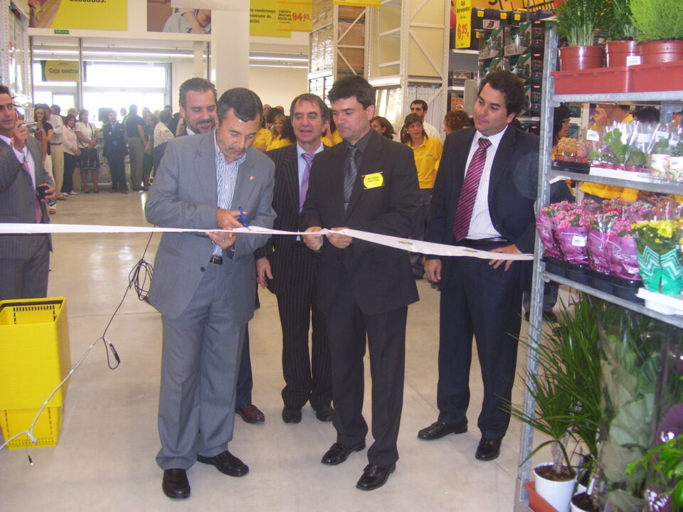 El alcalde satisfecho con la implantación de Bricorama en Petrer que generará 18 puestos de trabajo