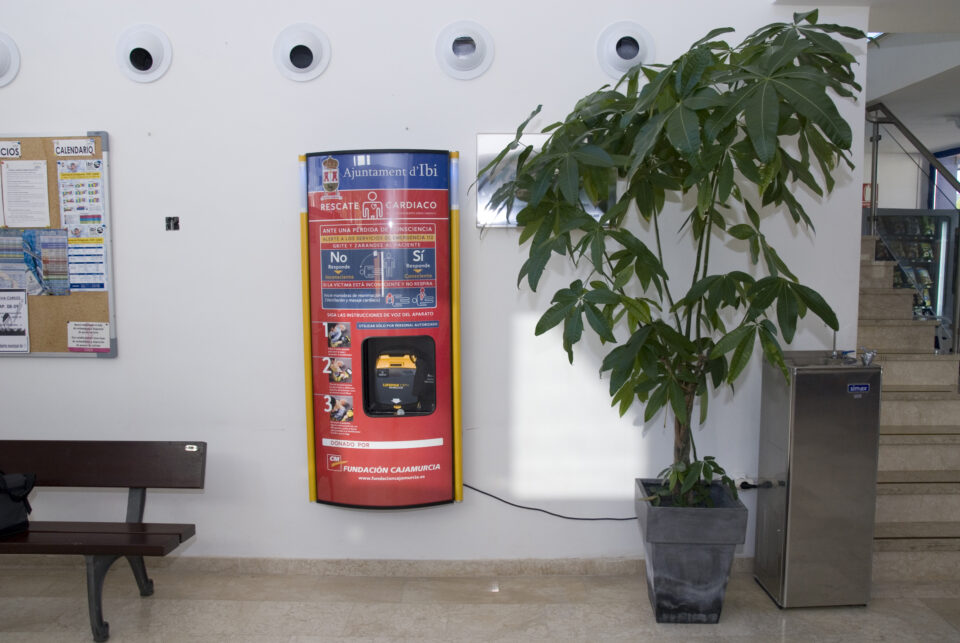 Instalados los desfibriladores donados por Caja Murcia