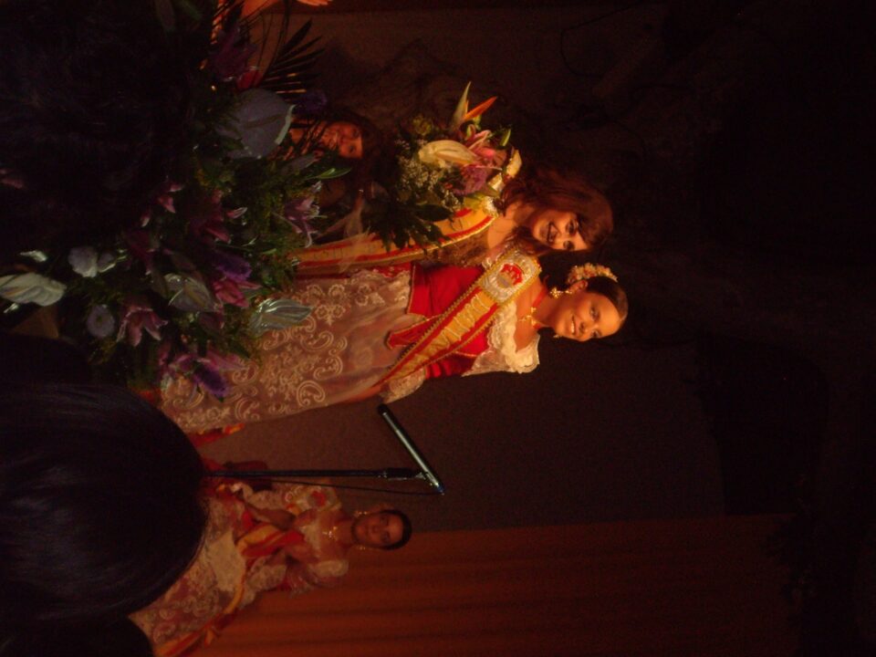 ANOCHE SE PRESENTARON EN ASPE LAS DAMAS DE HONOR DE LA VIRGEN DE LAS NIEVES