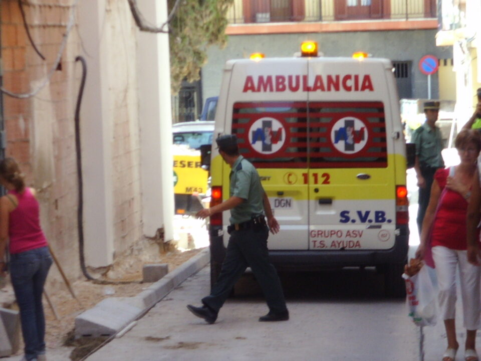 Un operario de la construcción resulta herido al caerse mientras colocaba bordillo