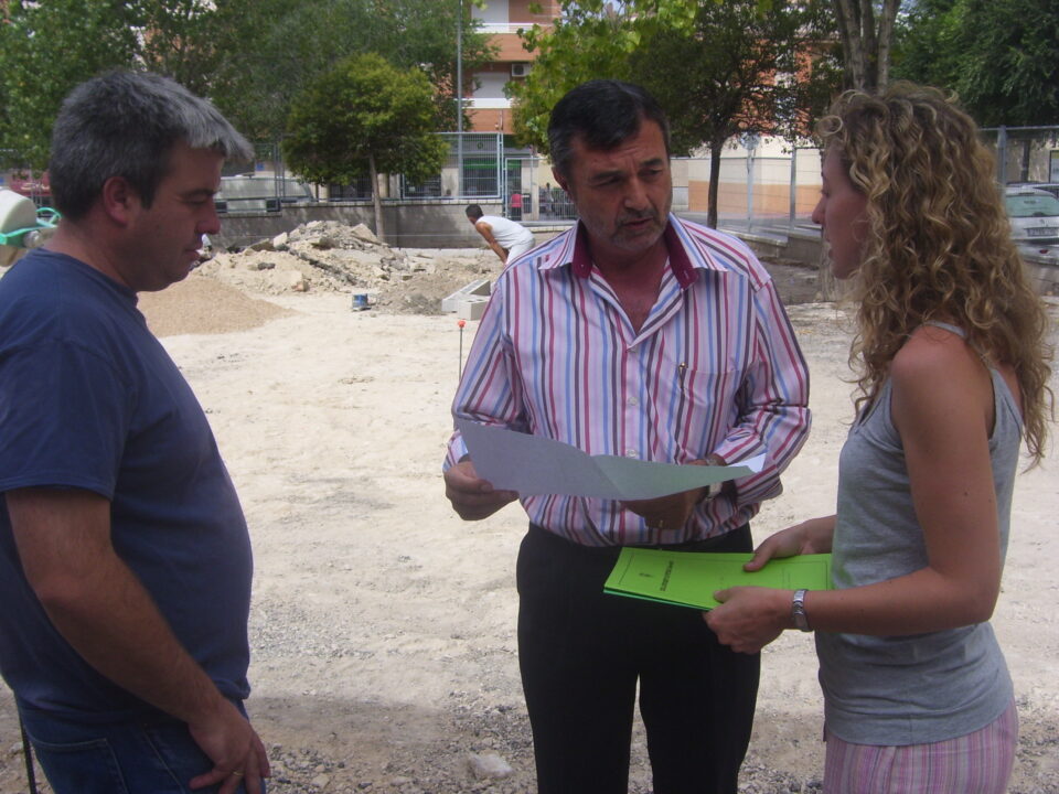 El alcalde de Petrer visita las obras del comedor de Virrey Poveda y la reforma de Reina Sofía