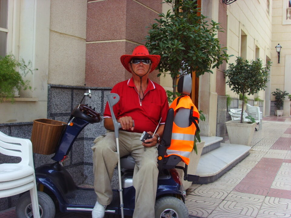 Un vecino que sufre parkinson pretende denunciar al casino por no dejar hacer su movilidad en un carrito electrónico en el recinto. Recibe "burlas" de los compañeros según él
