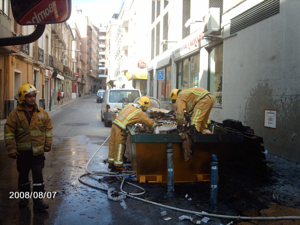 Incendio en un contenedor de la Calle Trinidad