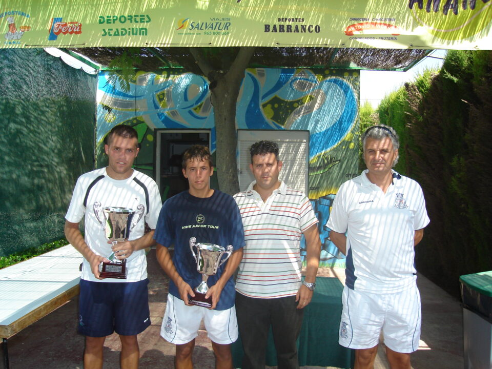 La Sección de Tenis del CAMV organiza la Copa Master de Tenis con excelentes resultados en esta primera edición