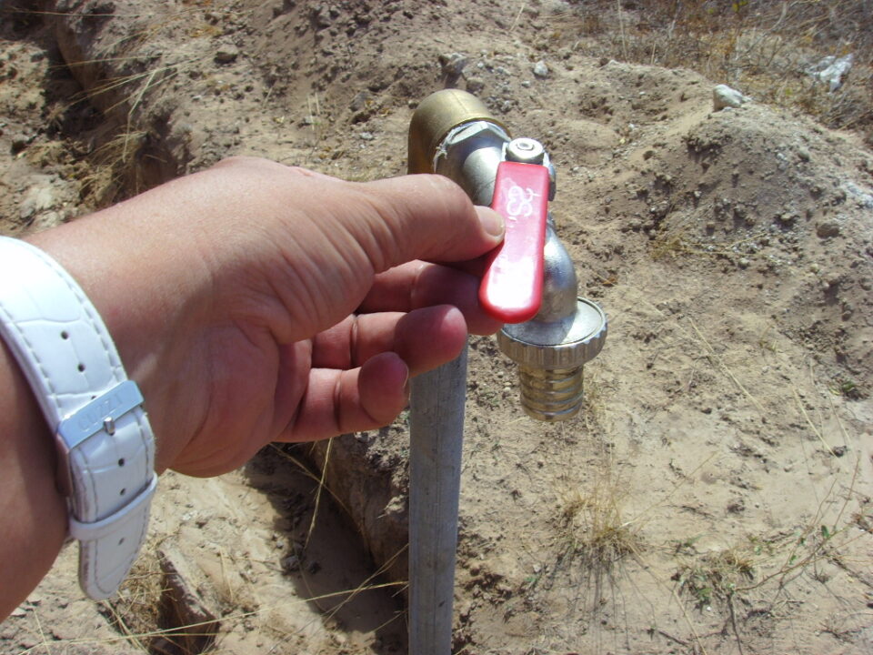 Un grifo "antihigiénico" y con un pésimo funcionamiento ubicado en la Ermita de San Bartolomé