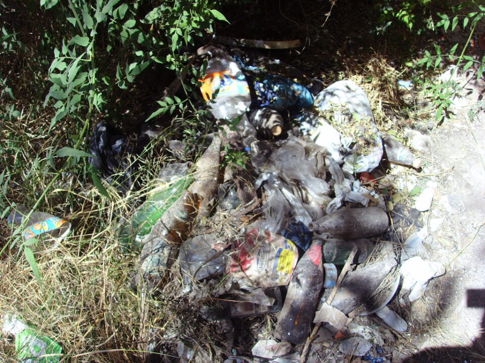 Tapian los accesos de una casa vieja frente a la cooperativa de vino que estaba siendo ocupada por "indigentes" con el fin de prevenir males mayores