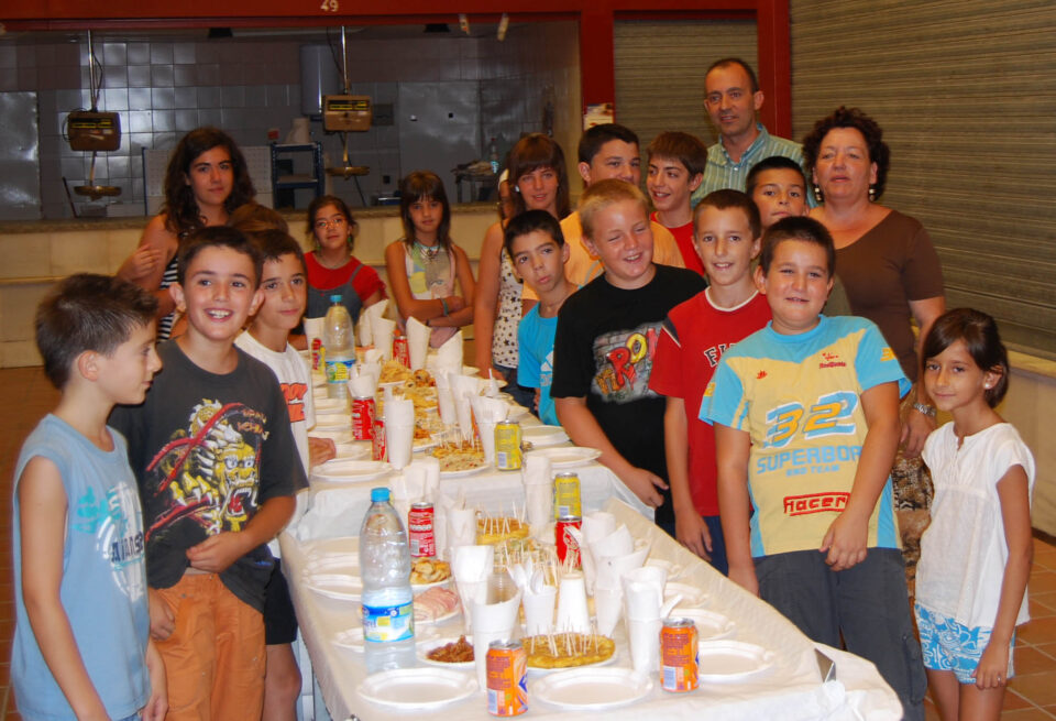 Una veintena de alumnos se meten entre fogones y sartenes