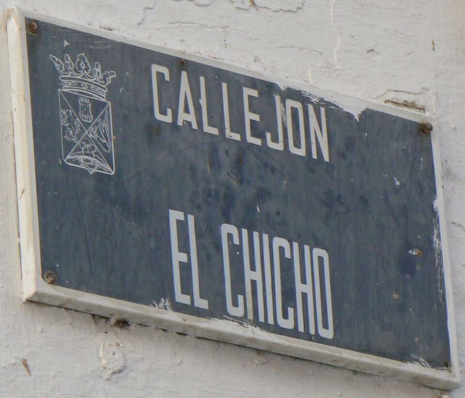 Obras pone a punto la ciudad antes de fiestas. Se presenta la mejora del callejón "el chicho"