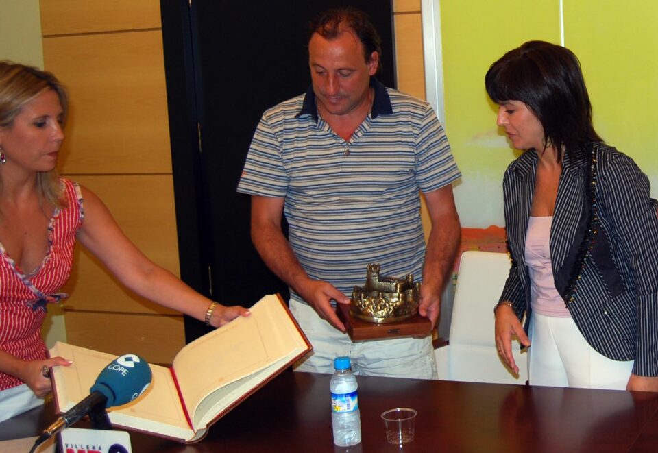 La Alcaldesa de Villena recibe al atleta Fermín Cacho