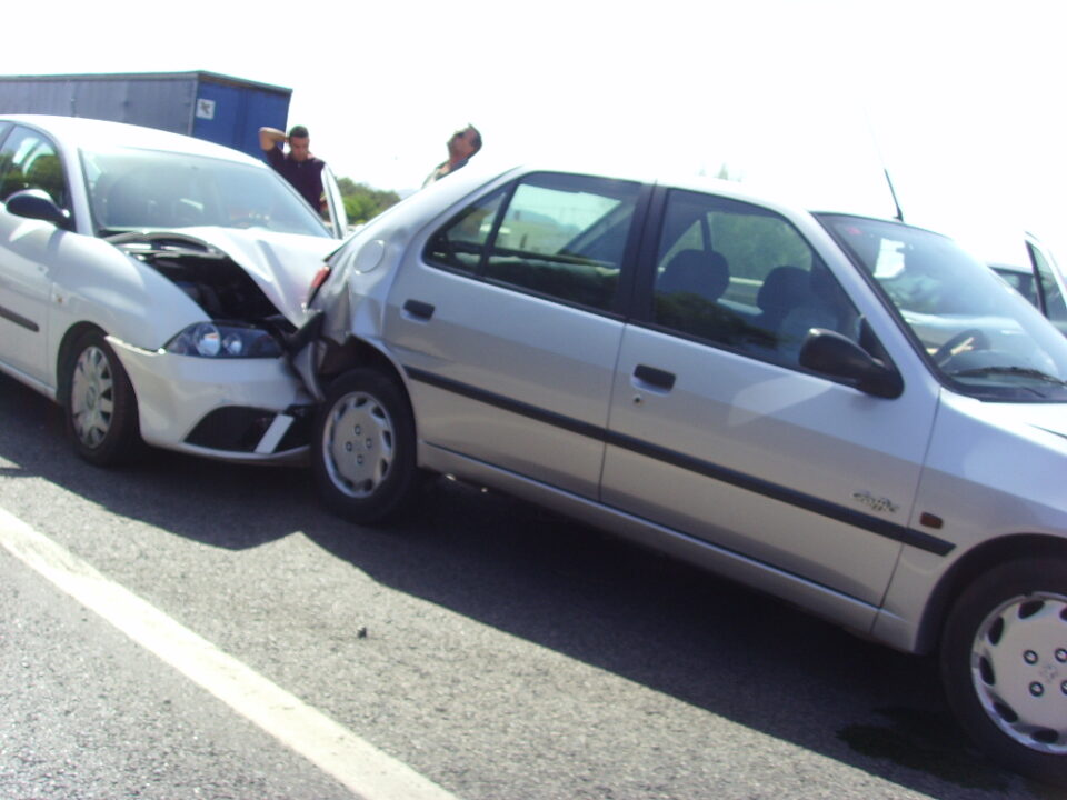 Colisión de vehículos en la autovía. El no respetar la distancia podría ser la causa