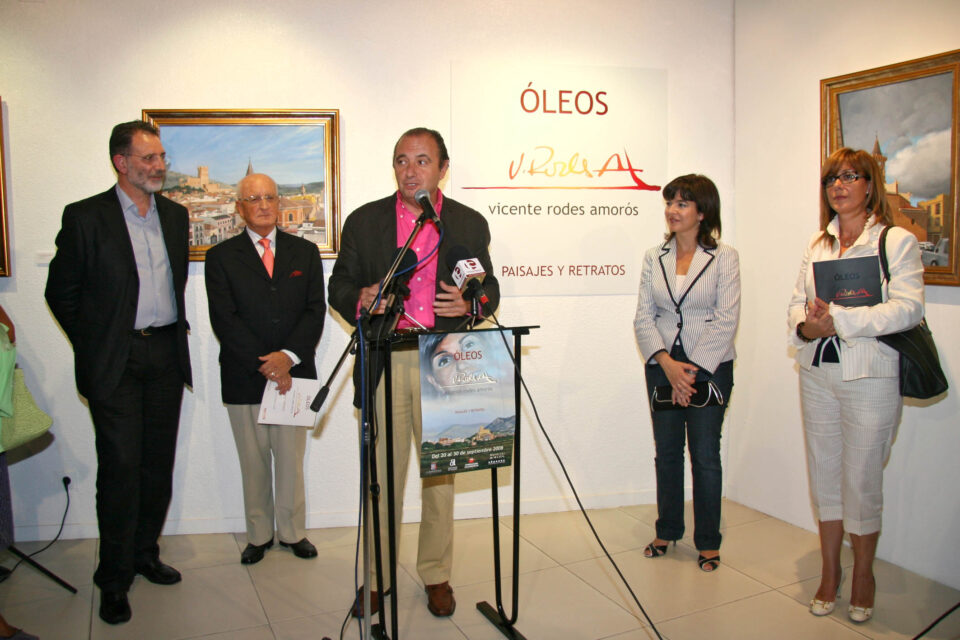 VICENTE RODES LLENA LA SALA DE EXPOSCIONES DE LA CASA DE LA CULTURA DE VILLENA EN LA INAUGURACIÓN DE VICENTE RODES AMORÓS: ÓLEOS Y RETRATOS