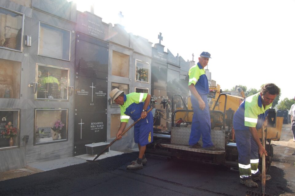 Obras de asfaltado en el Cementerio Municipal