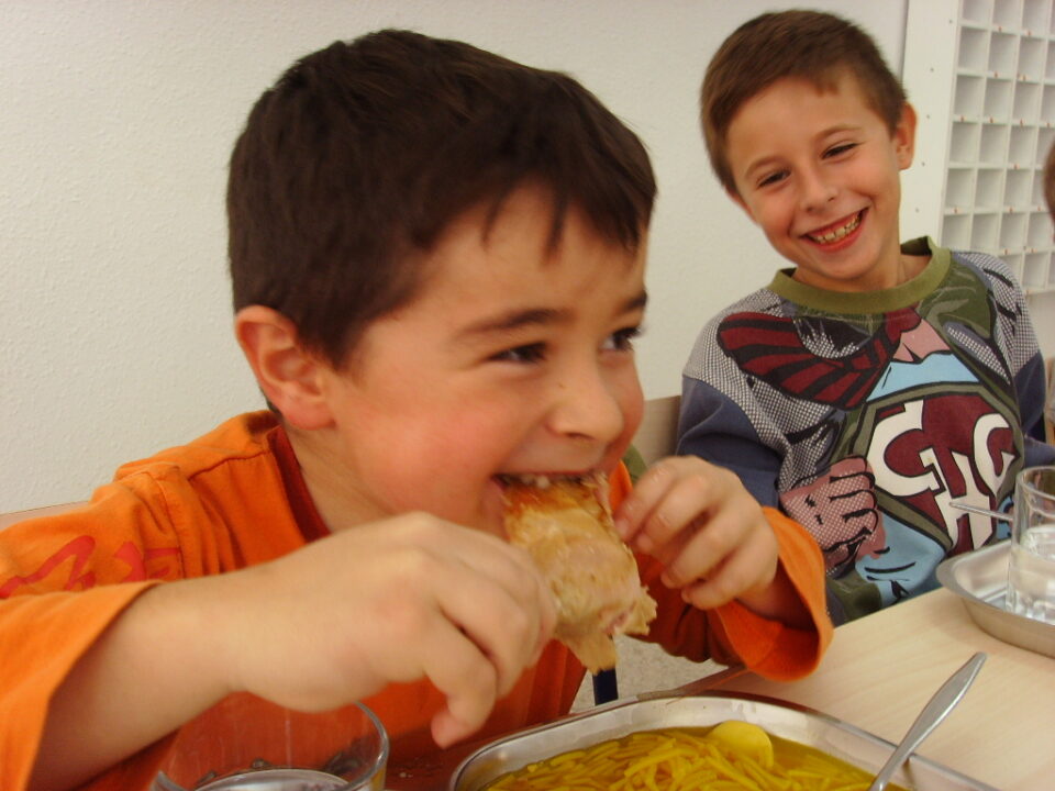 Comienza el funcionamiento de los comedores en los dos centros escolares con total normalidad. El director territorial los visita en su primer día