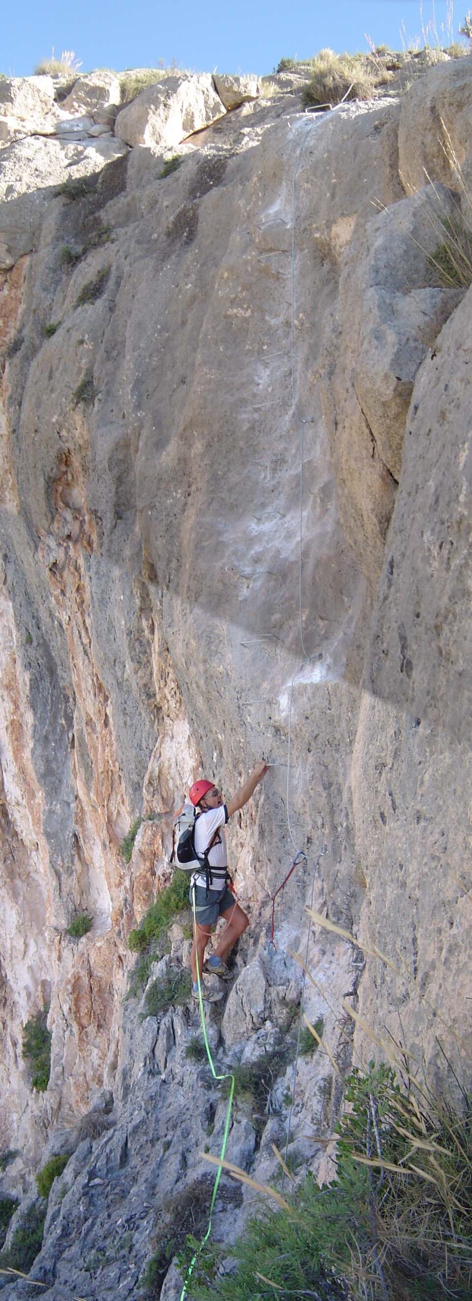 Los bomberos del parque de Villena rescatan a un excursionista que había quedado atrapado en la Vía Ferrata de la Sierra de la Villa en Villena