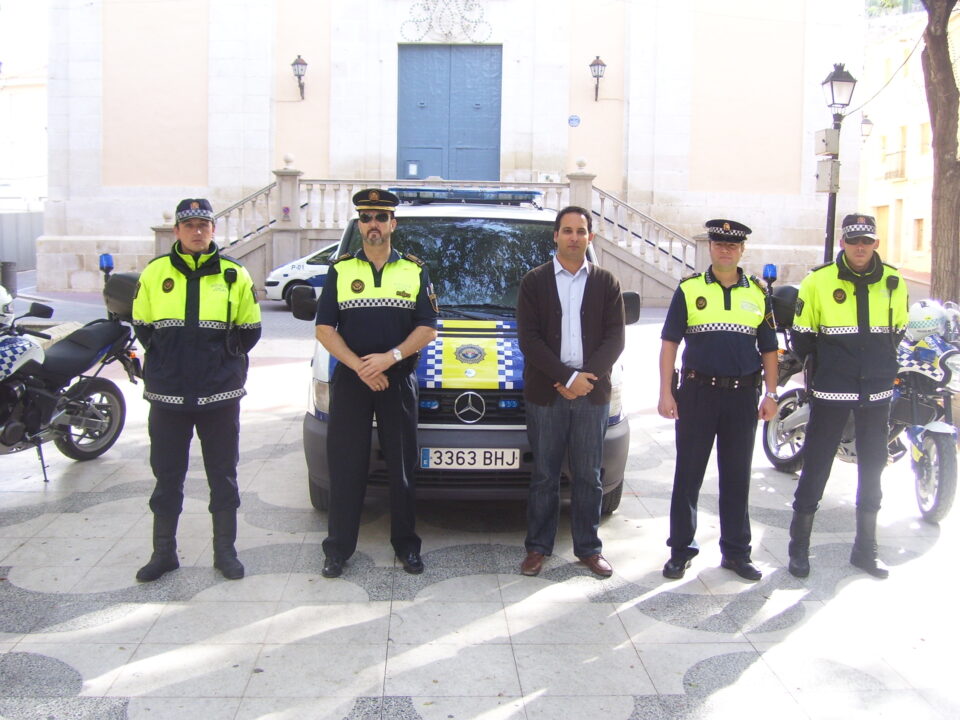 La Policía Local de Petrer cuenta con dos motos y un furgón de atestados con una inversión cercana a los 55.000 euros
