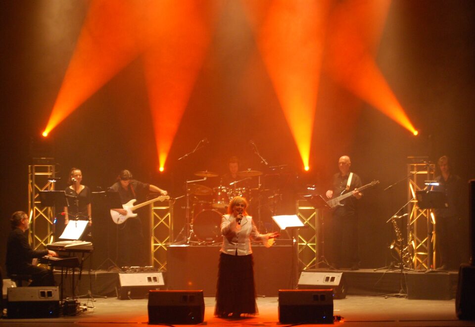 KARINA Y "LOS MISMOS" REVIVEN UNA TARDE MÍTICA EN VILLENA