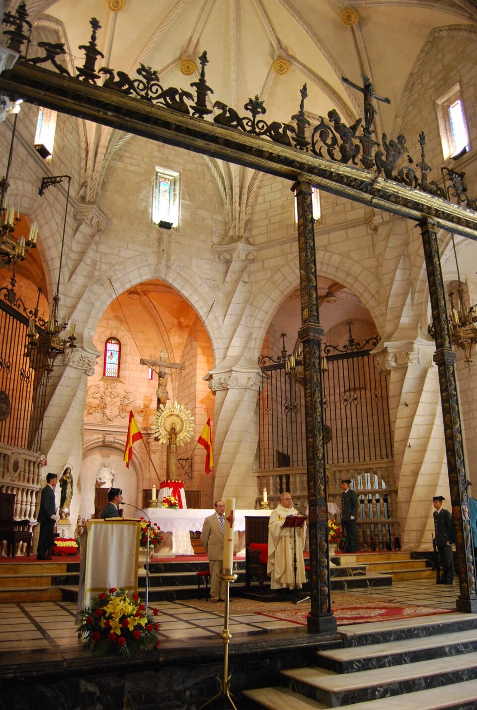 El nuevo Teniente de la Guardia Civil se presenta a la sociedad con un discurso lleno de progreso y trabajo. Se condecora a un Sargento en la festividad de La Virgen del Pilar