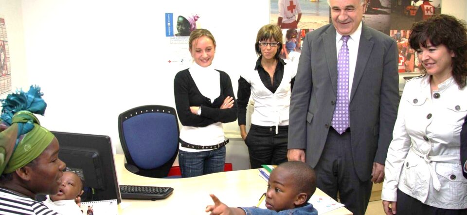 Blasco inaugura la Agencia de Mediación para la Integración y Convivencia Social. Villena ya cuenta con una agencia Amics y un centro Fundar