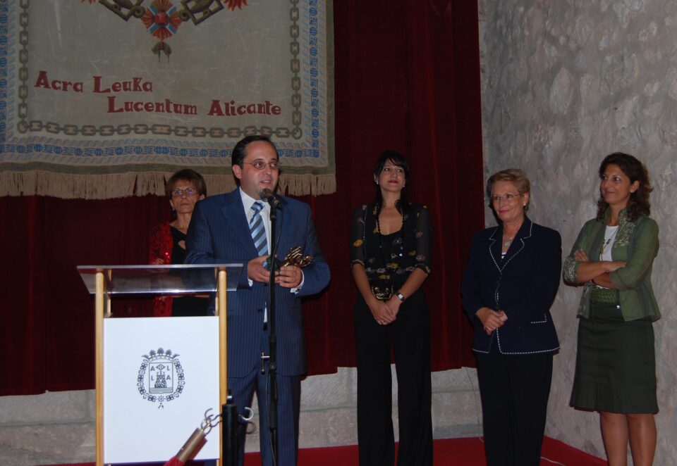 LAS ESCUADRAS ESPECIALES DE MOROS Y CRISTIANOS TOMAN EL CASTILLO DE ALICANTE EN EL XIII CONGRESO NACIONAL DE MATRONAS