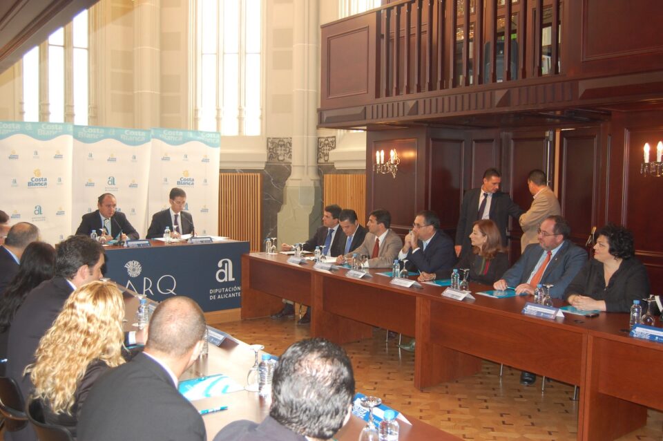 Antonia Cervera acude a la firma del convenio con el Patronato de Turismo para la asistencia a las ferias de 2009