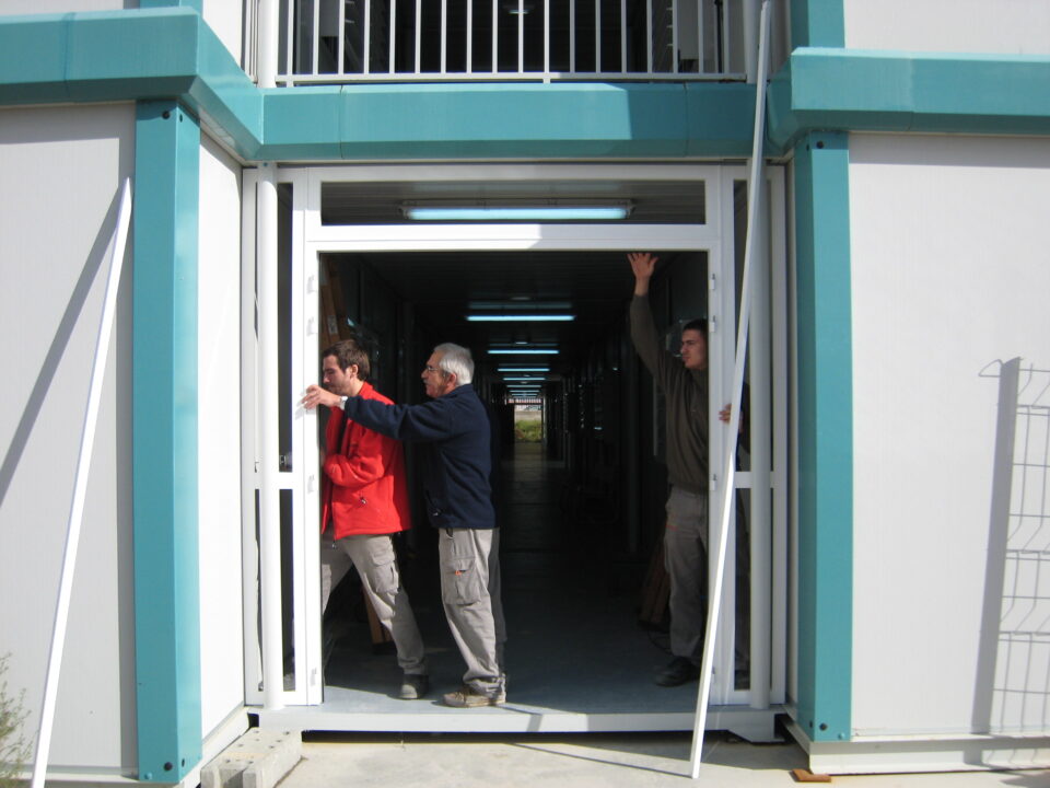 Se inicia el cerramiento de las prefabricadas del I.E.S La Foia