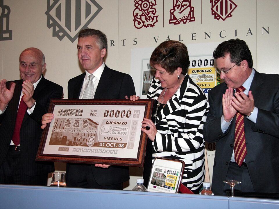 LES CORTS ACERCAN LA INSTITUCIÓN A LOS CIUDADANOS A TRAVÉS DE LA EDICIÓN DE UN CUPÓN DE LA ONCE Y DE FOLLETOS EN BRAILLE