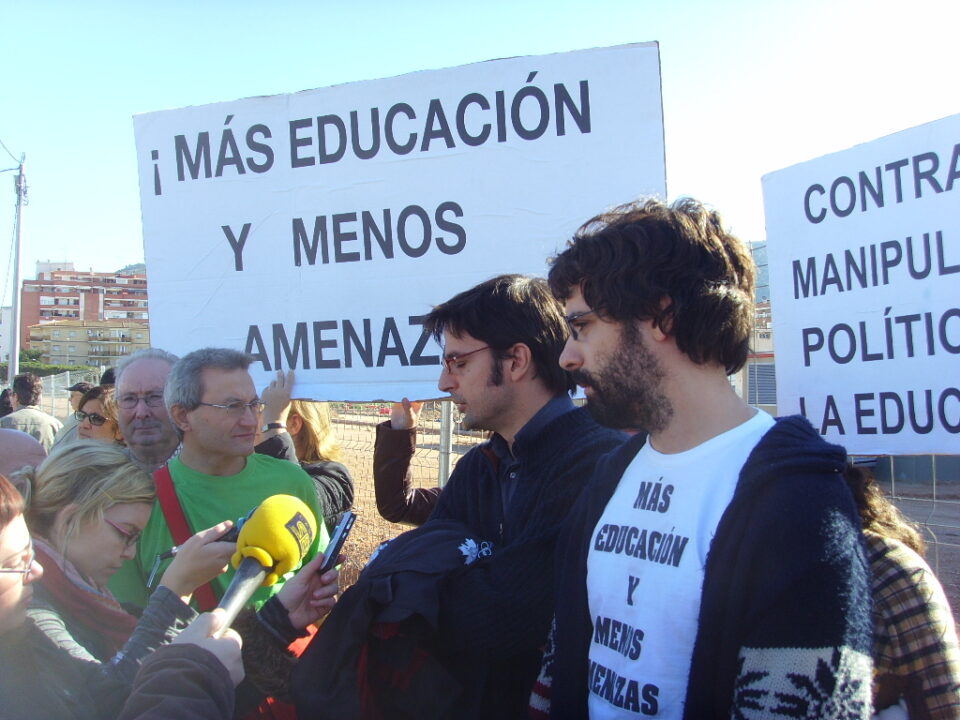 Manifestantes piden la dimisión del Conseller en la inauguración del tercer instituto