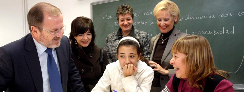 Font de Mora anuncia en Alicante que «incrementará el sueldo de los docentes para que les afecte menos la crisis»