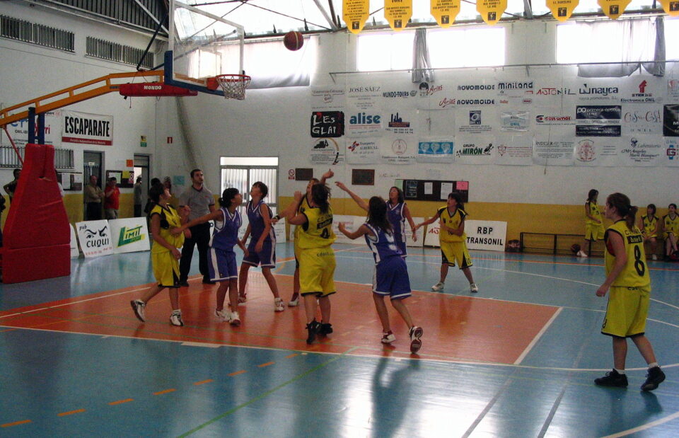 GANAN LOS EQUIPOS DE CHICAS Y PIERDEN LOS DE CHICOS EN BALONCESTO
