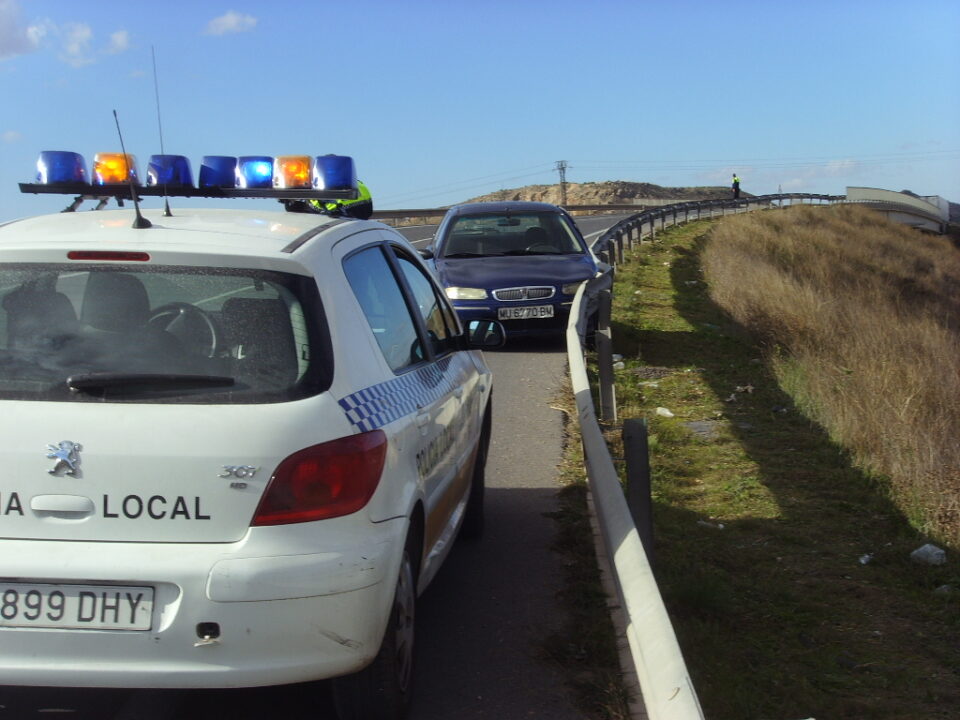 Un camión de grandes dimensiones choca con un turismo