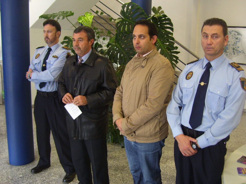 El alcalde felicita al Intendente Principal de la Policía por la magnífica labor durante el atraco frustrado. El Policía Nacional herido y el atracador evolucionan favorablemente