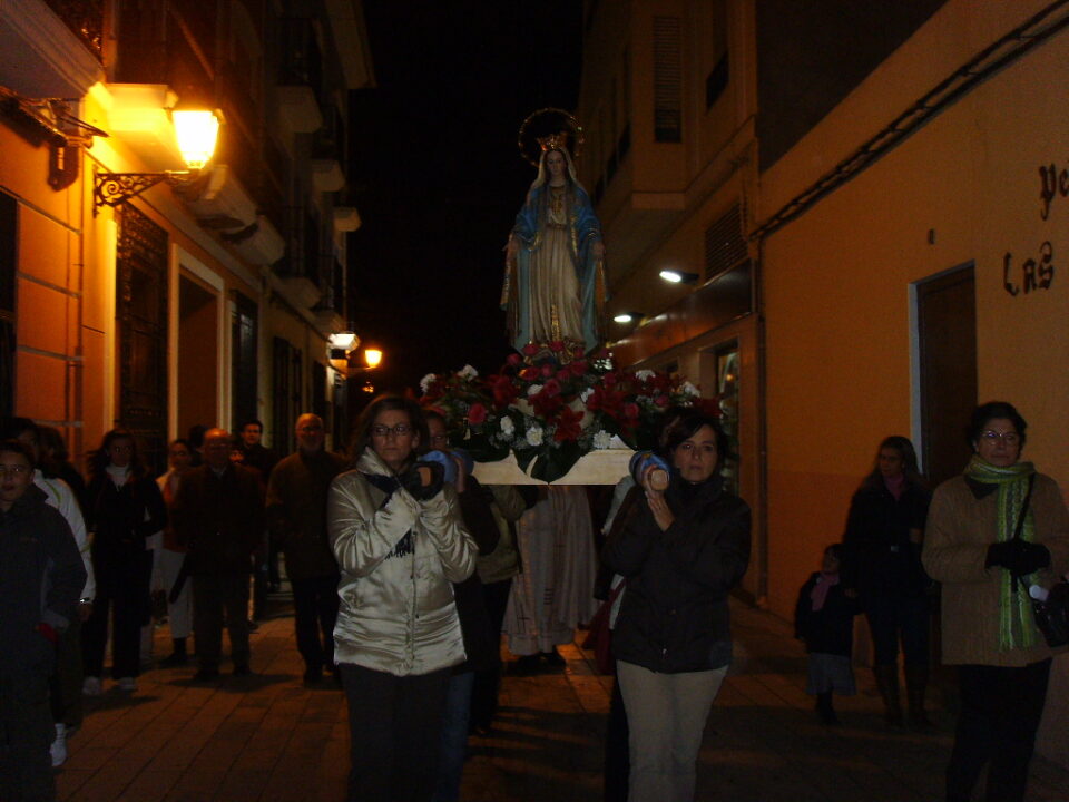 Las Paulas sacan a la calle con mucha participación a la Virgen Milagrosa