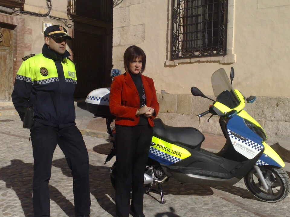 La Consellería de Gobernación entrega al Ayuntamiento una motocicleta para la Policía Local
