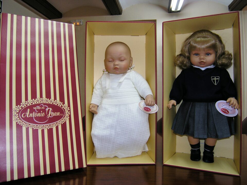 El Ayuntamiento entrega a la Casa de los Príncipes unas Muñecas de Colección para las Infantas Leonor y Sofía