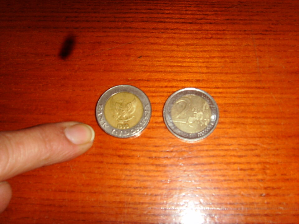 Cuelan en establecimientos una moneda de Indonesia muy parecida a la de 2 