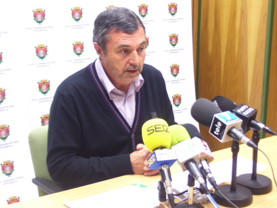 El homenaje de Petrer a la Constitución se realiza con la presencia de jóvenes nacidos el 6 de diciembre de 1978