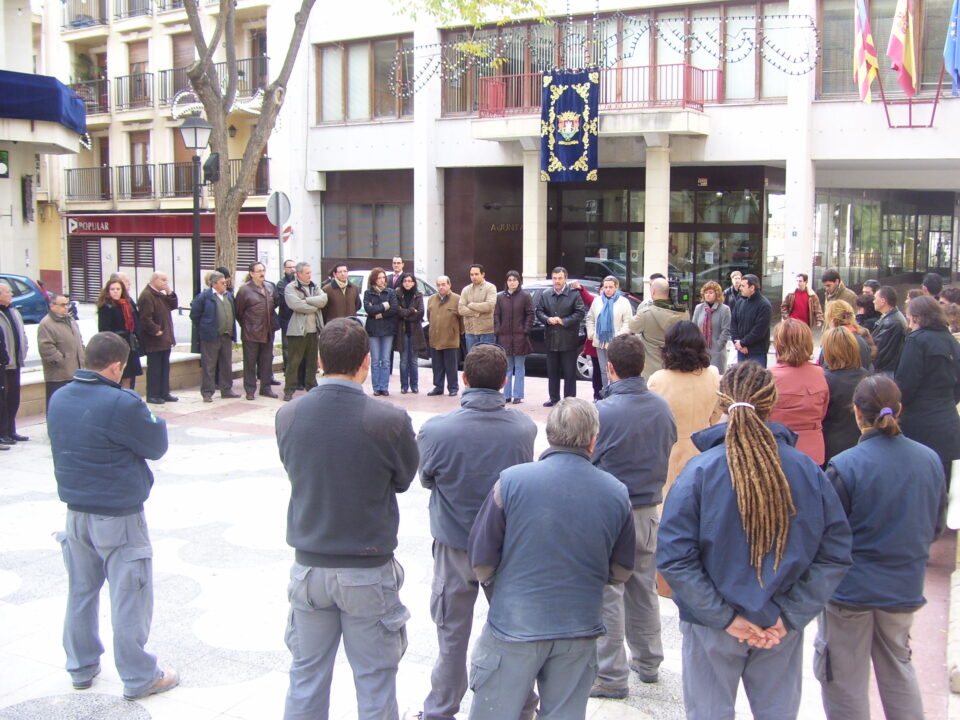 Sesenta personas se concentran en repulsa por el atentado mortal de ETA