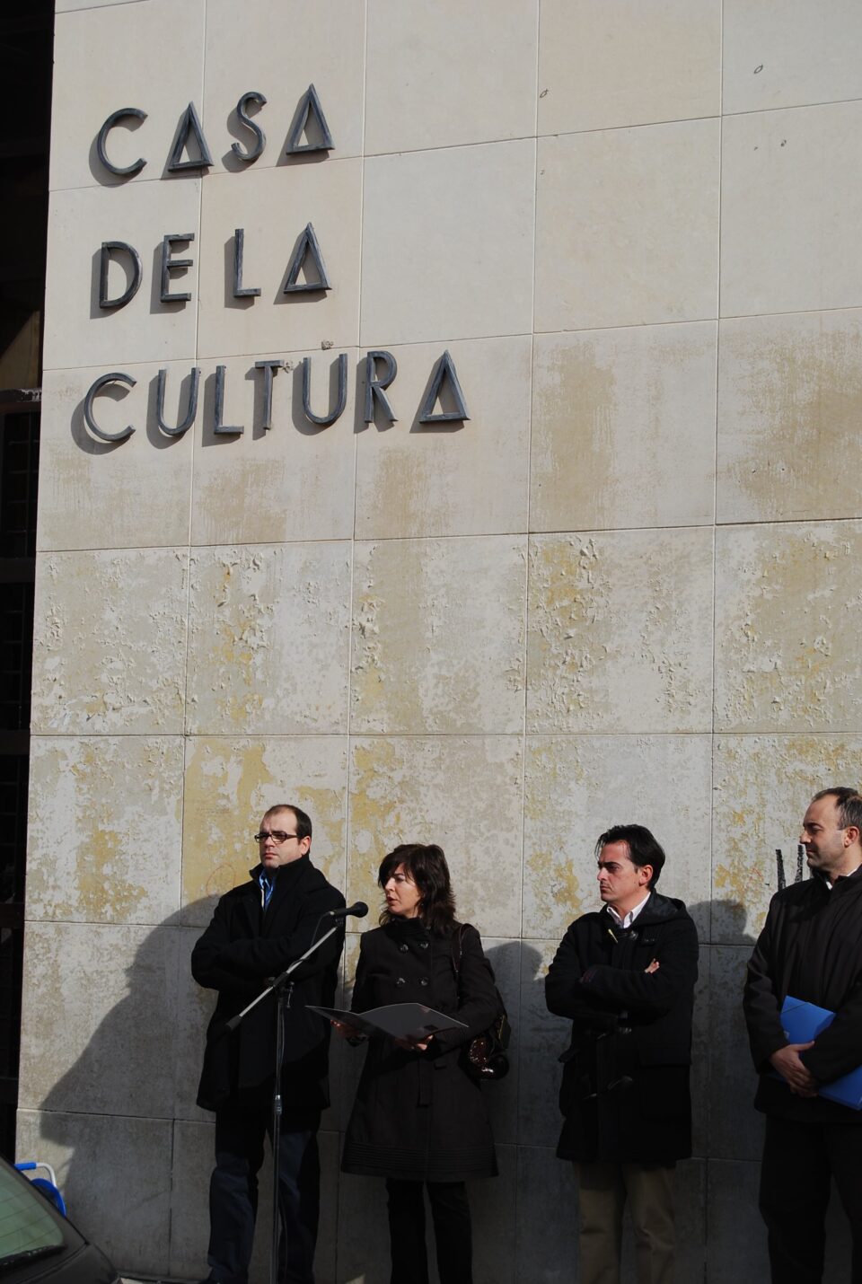 REPRESENTANTES POLÍTICOS DE VILLENA GUARDAN CINCO MINUTOS DE SILENCIO EN MEMORIA DE LA ÚLTIMA VÍCTIMA DE ETA