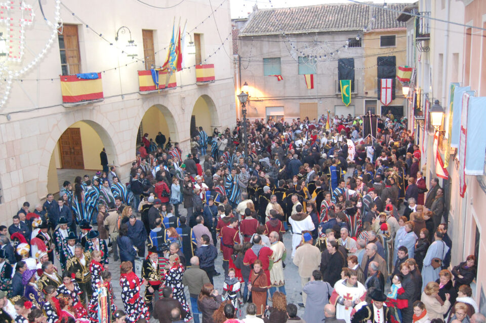 La entrega de banderas pone el punto y final a las fiestas de Moros y Cristianos