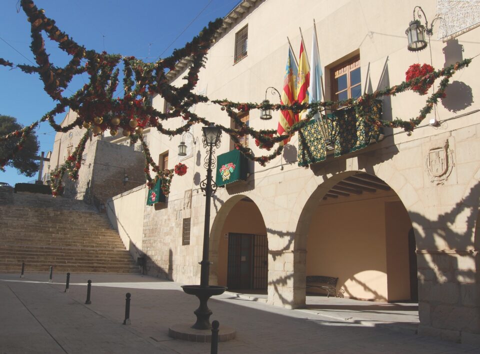 El Ayuntamiento de Monforte se engalana para recibir la Navidad