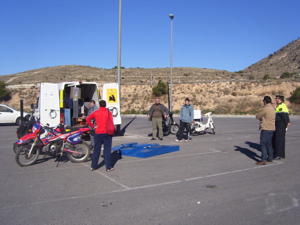 Alrededor de 50 ciclomotores pasan la ITV móvil en Petrer