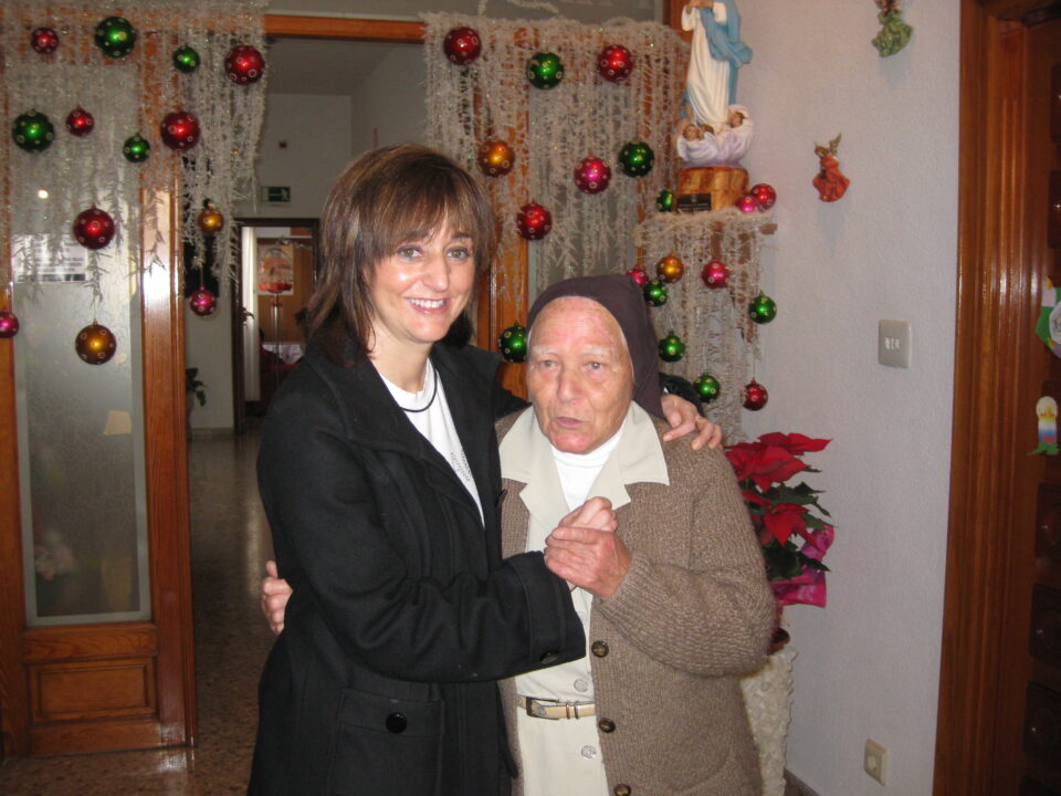 Mayte Parra acude al Asilo San Joaquín para entregar detalles navideños a los residentes