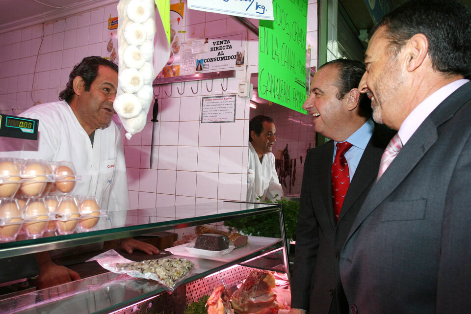 Adela Pedrosa (Elda) y Pascual Díaz (Petrer) llegan a un acuerdo para construir la Plaza de Toros en Petrer. Se decidirá en referéndun en ambas poblaciones.